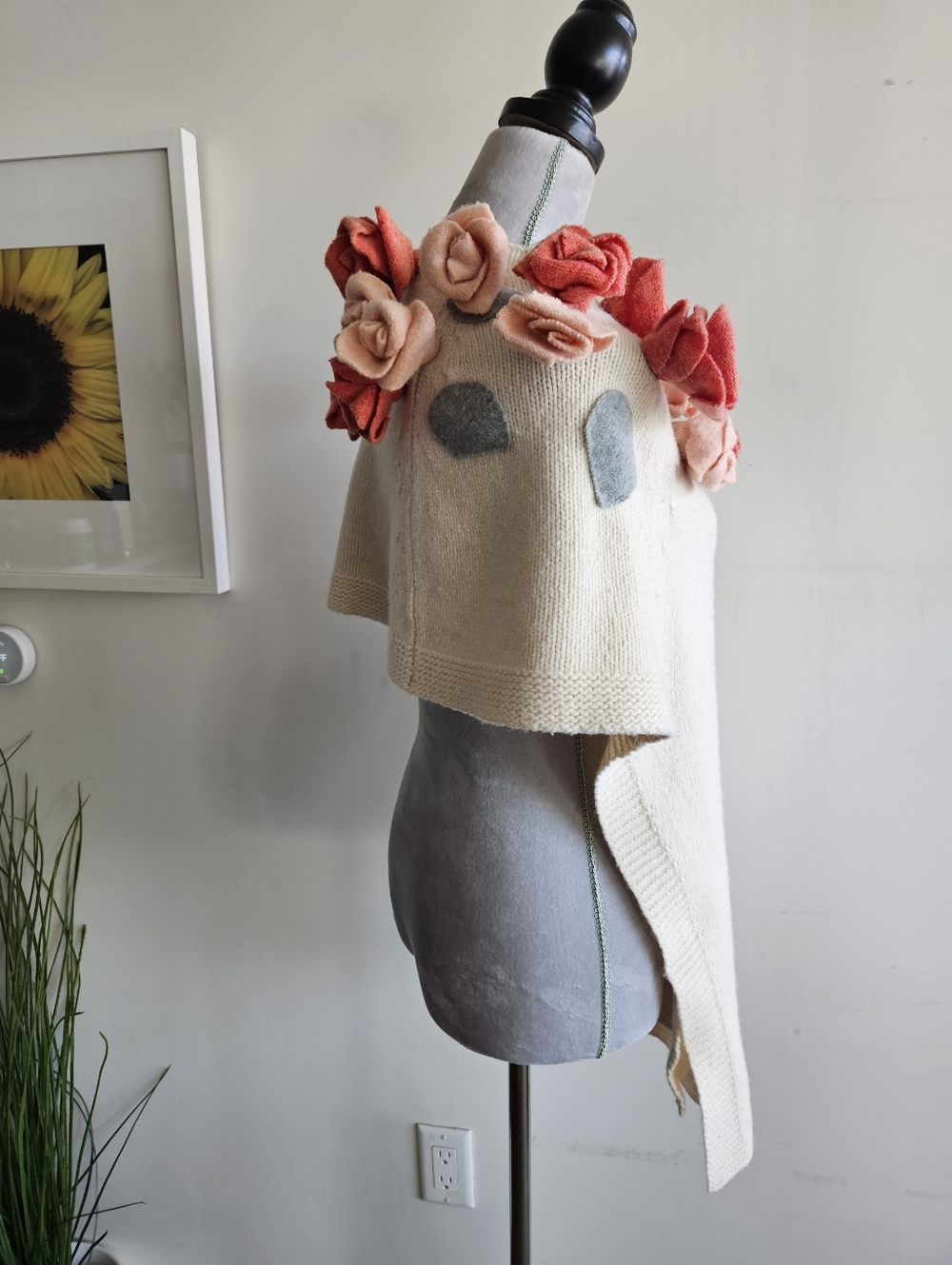 ANTHRO 3-D Roses Poncho - Picture 5 of 16